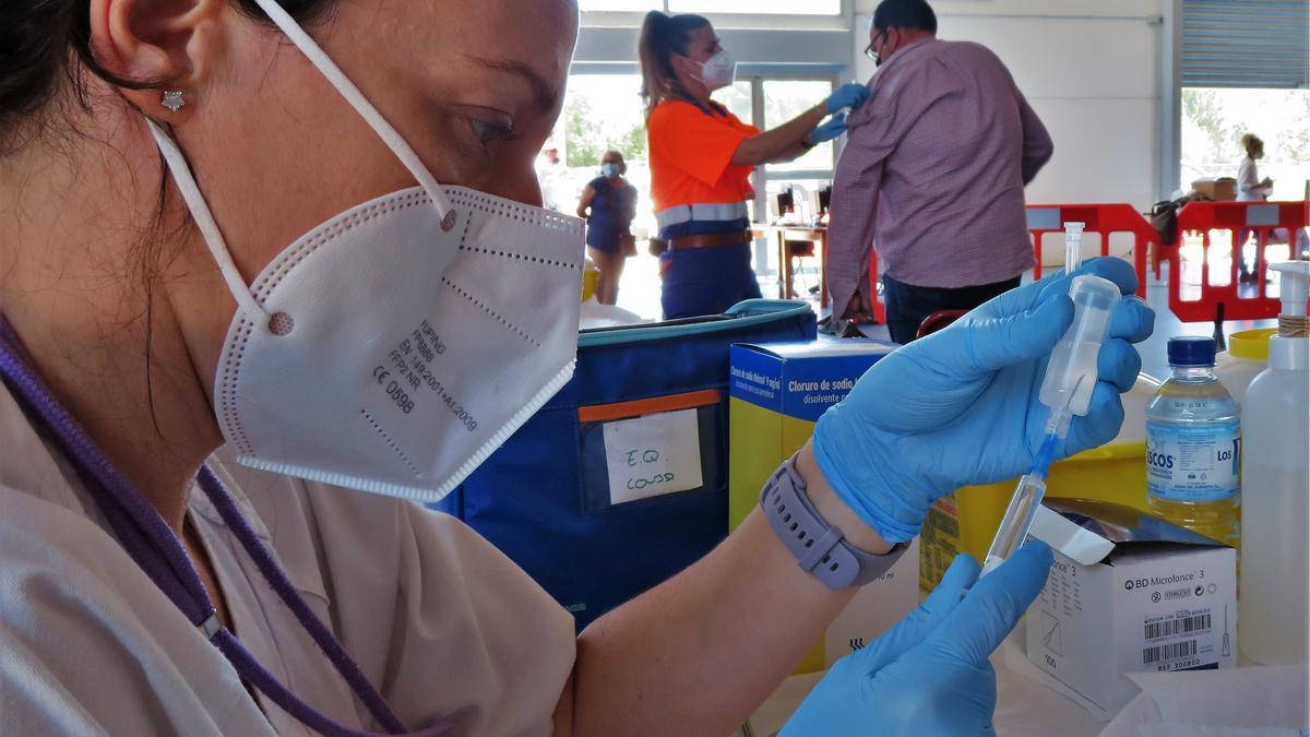 Preparación de dosis durante la vacunación masiva