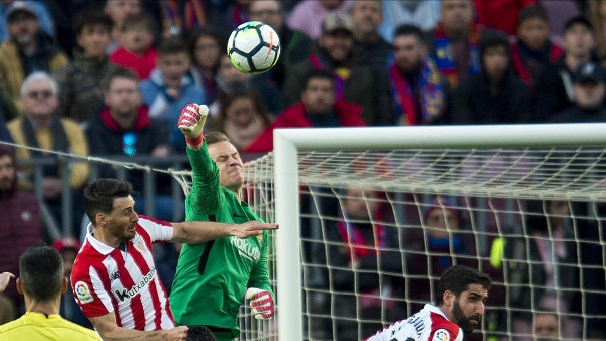 Ter Stegen despeja un balón con el puño ante Aduriz en el duelo con el Athletic en el Camp Nou.