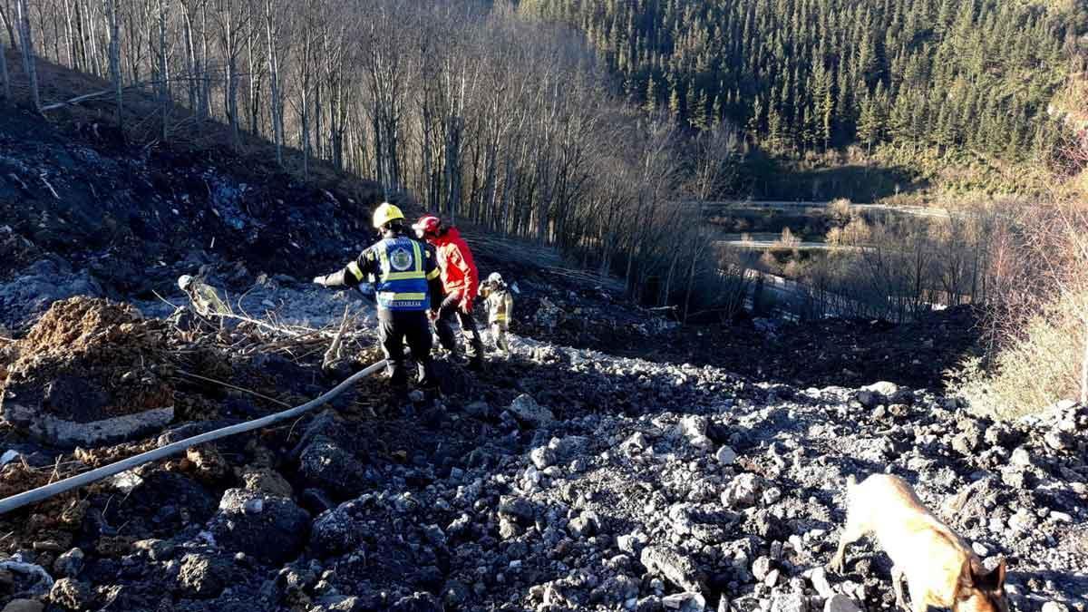 La aparición de amianto paraliza la búsqueda de dos personas sepultadas por un desprendimiento en Zaldibar