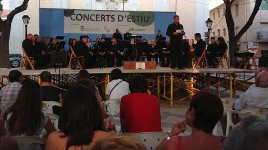 Imagen de un concierto en la plaça de Baix en Petrer.