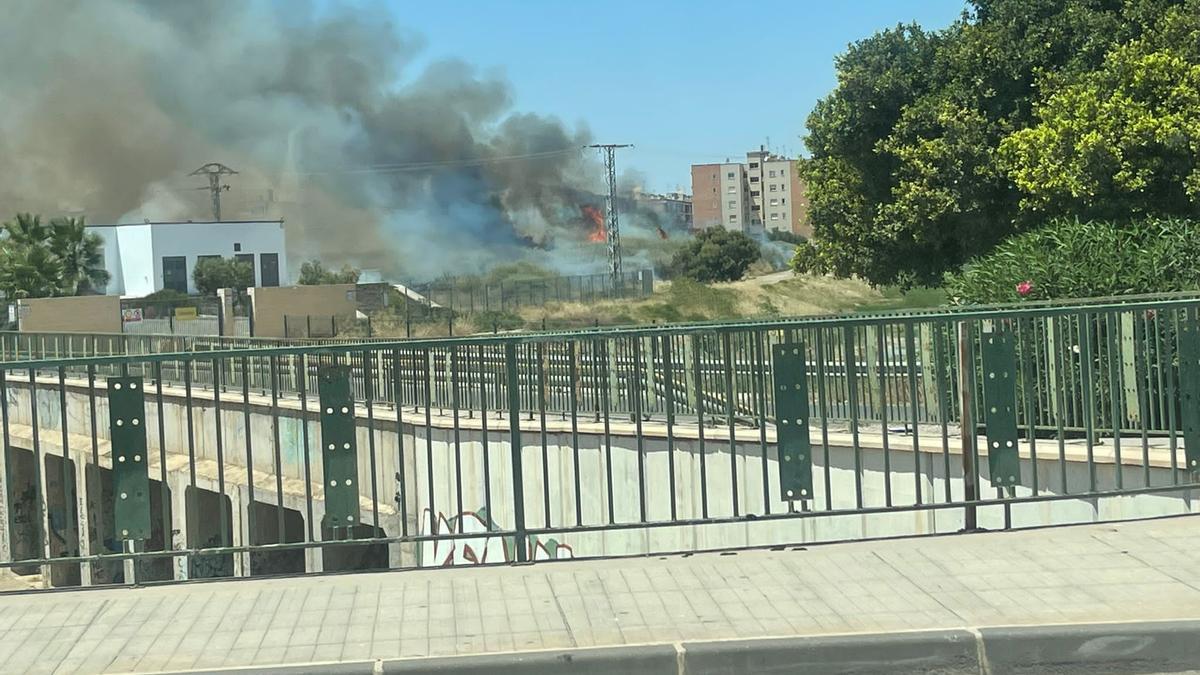 El fuego ha originado una gran columa de humo.