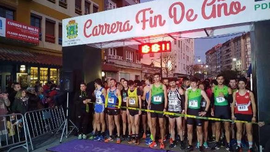 La salida de la carrera absoluta con el ganador, Moha Bakkali, segundo por la izquierda.