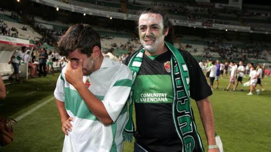 El jugador del Elche Carpio y un aficionado lloran tras perder la eliminatoria con el Granada de 2011.