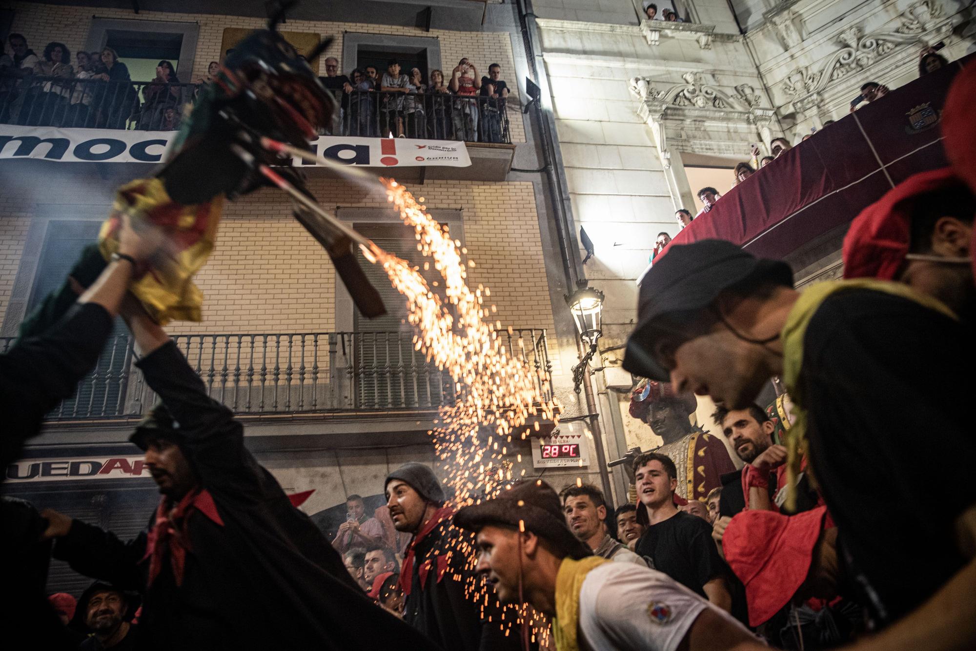 EN FOTOS | Milers de persones omplen la plaça de Sant Pere de Berga per saltar la primera Patum Completa