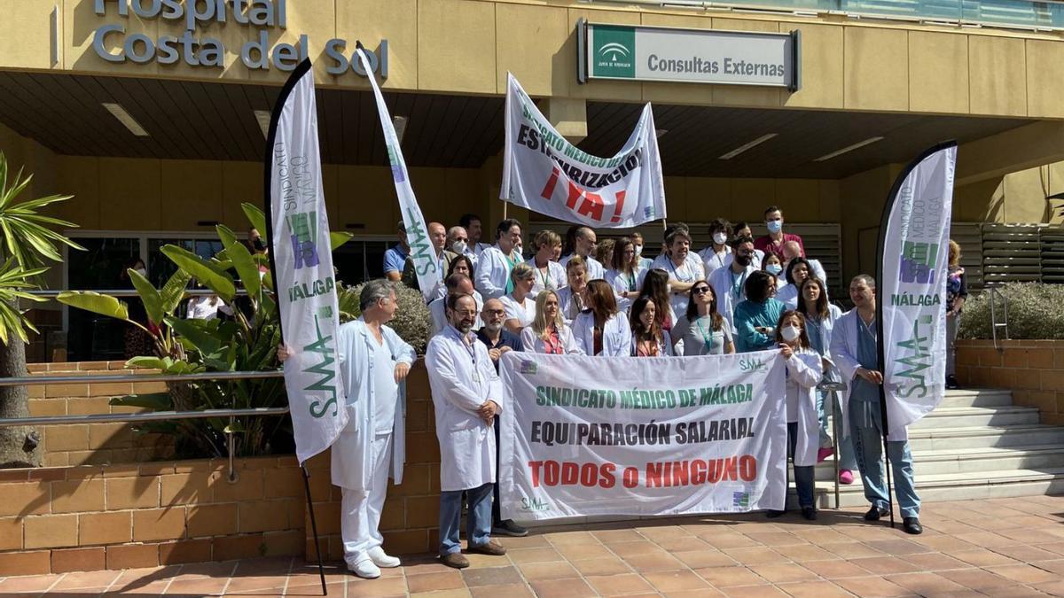 Profesionales del Hospital Costa del Sol, ayer, en la protesta ante el centro sanitario. | L.O.