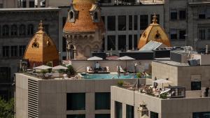 Piscina en la terraza de un hotel de Barcelona.