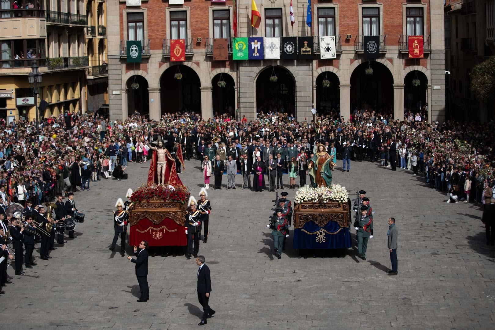 GALERÍA | Así ha sido el encuentro de Jesús Resucitado y su madre en la Plaza Mayor