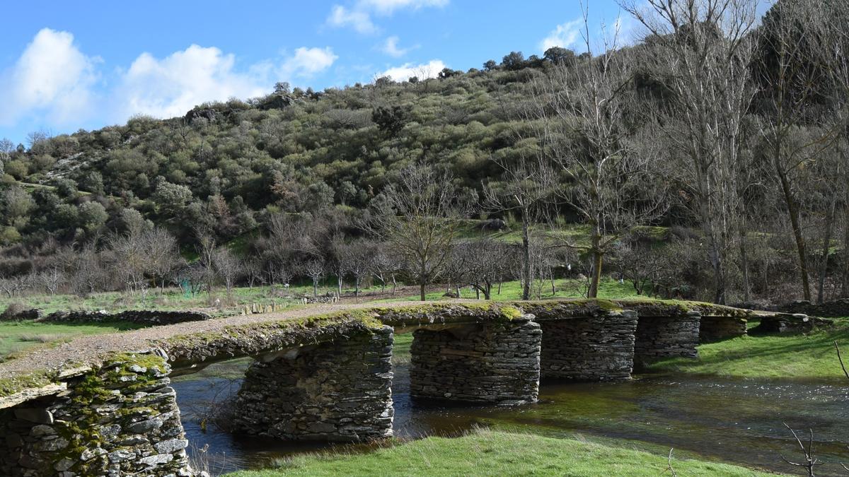 Puente tradicional en Fradellos