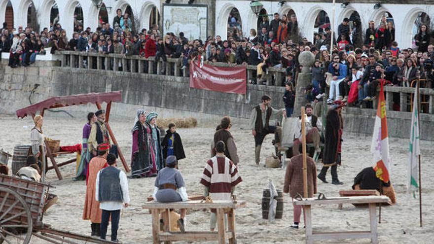 El público abarrota el paseo para seguir la representación de la Arribada, ayer, en Baiona.  // Ricardo Grobas