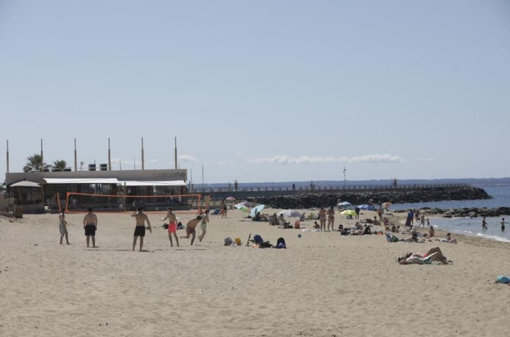 Los mallorquines disfrutan del primer fin de semana en la playa