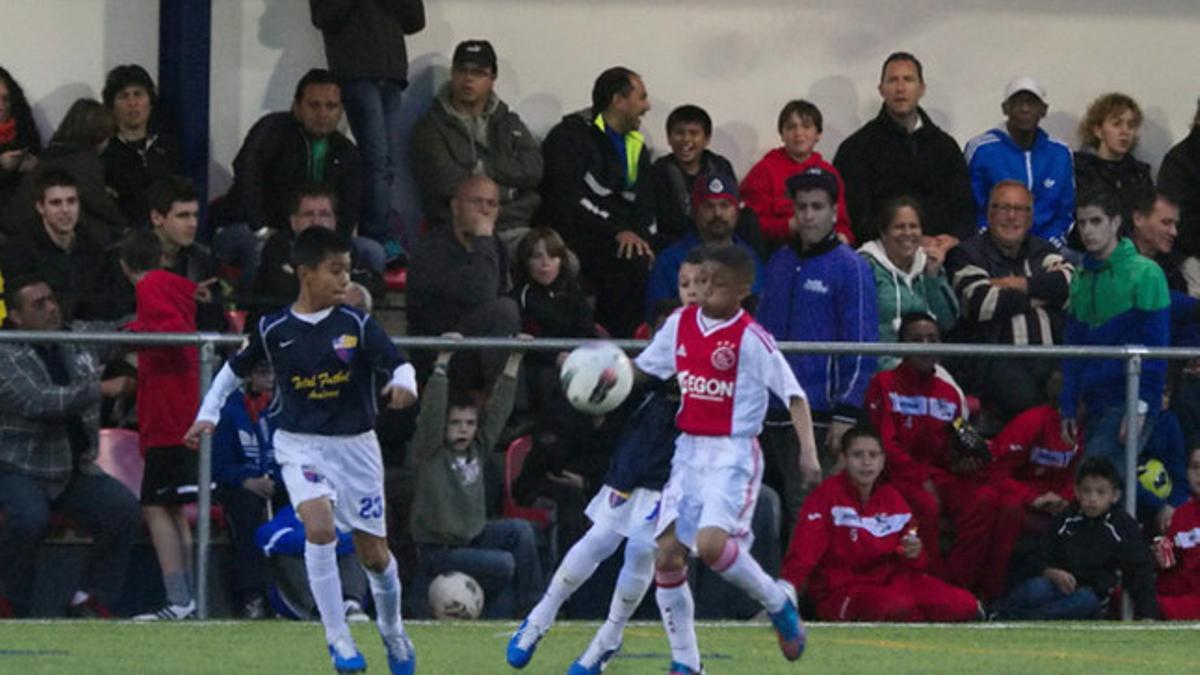 Una imagen de un partido entre el Futbol Academy y el Ajax en el MIC'13