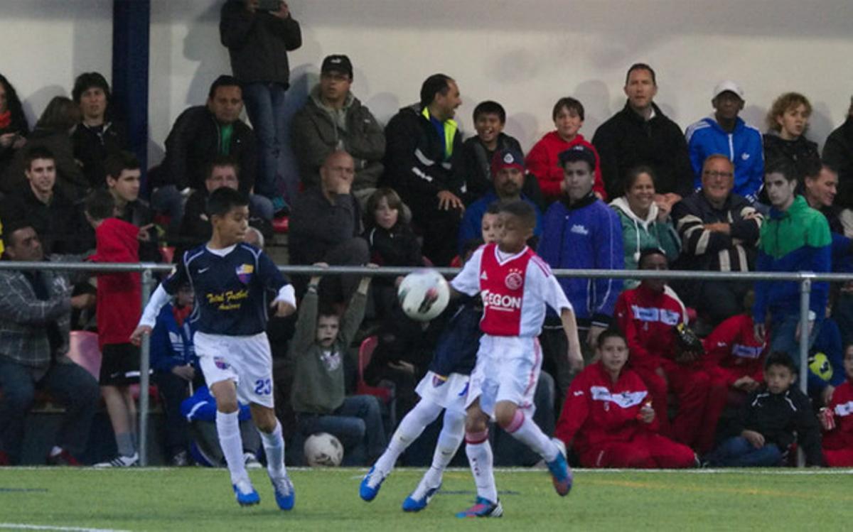 Una imagen de un partido entre el Futbol Academy y el Ajax en el MIC'13
