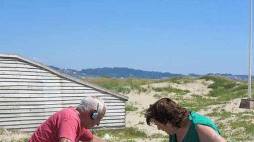 Trabajar al sol es complicado, aunque sea para montar los chiringuitos de playa que van a funcionar en verano.