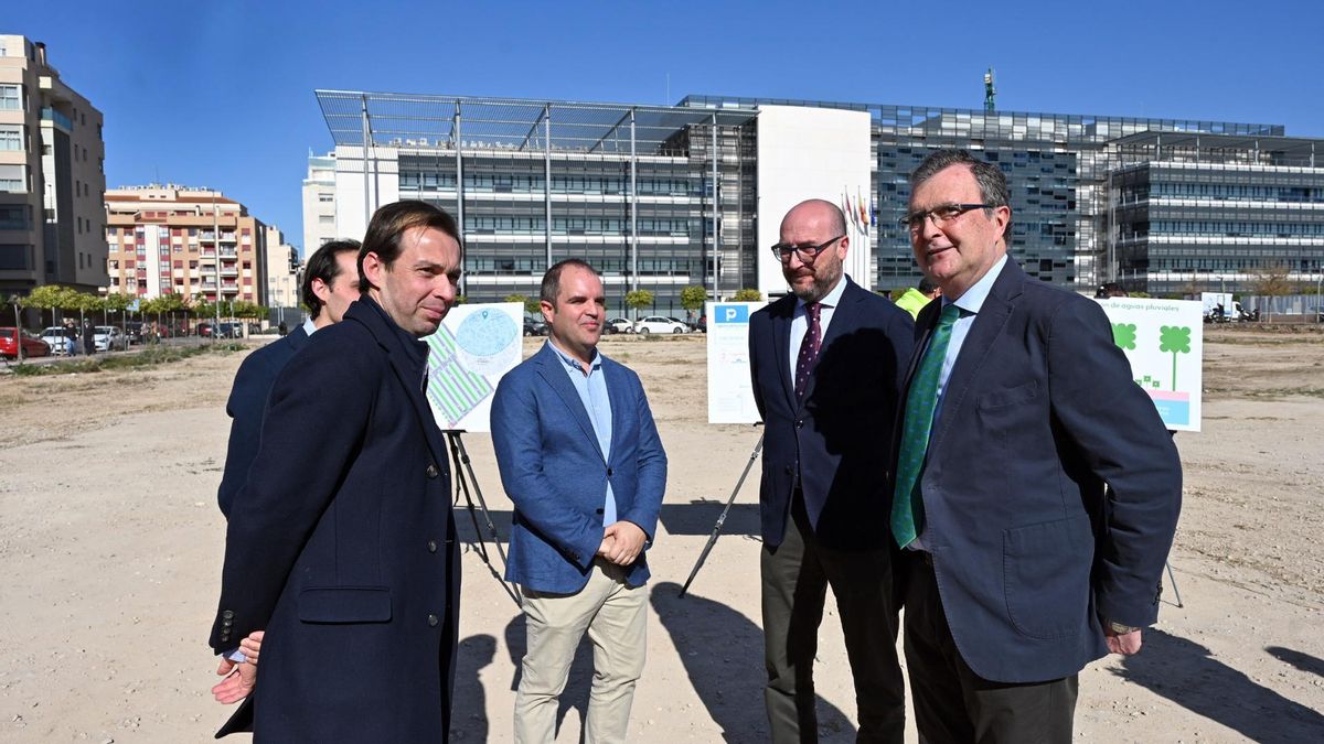 Archivo: El disuasorio de Hacienda, presentado por el alcalde de Murcia (dcha.) y, a su lado, el concejal de Movilidad.
