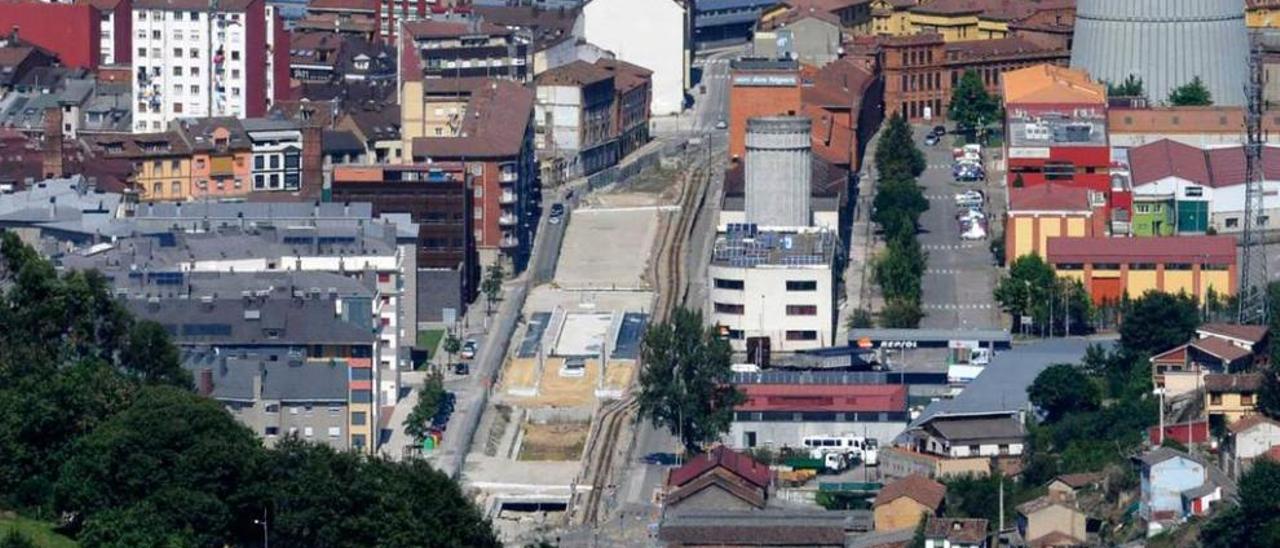 Las obras del soterramiento de vías en La Felguera, a la altura de Valnalón.