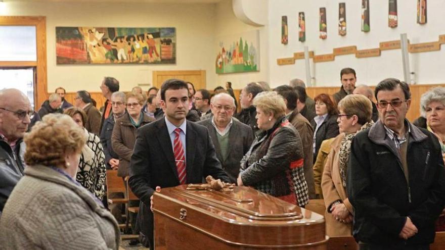 El funeral por Emilio Díaz, ayer, en San Esteban del Mar, en El Natahoyo.