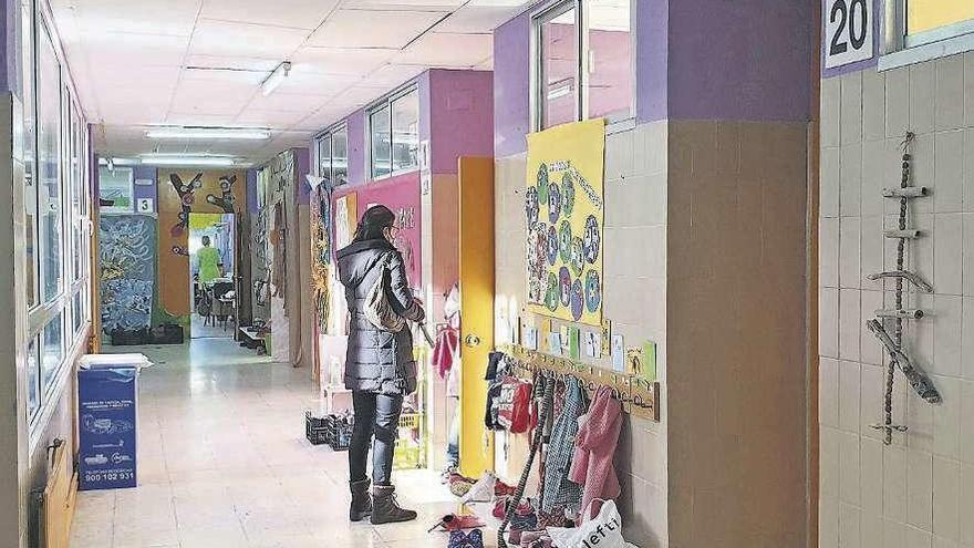 Una madre en el pasillo de un colegio gallego.