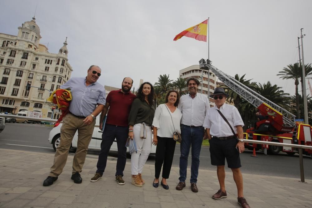 Los "Amigos de la bandera de España" reponen la enseña de la Plaza del Mar