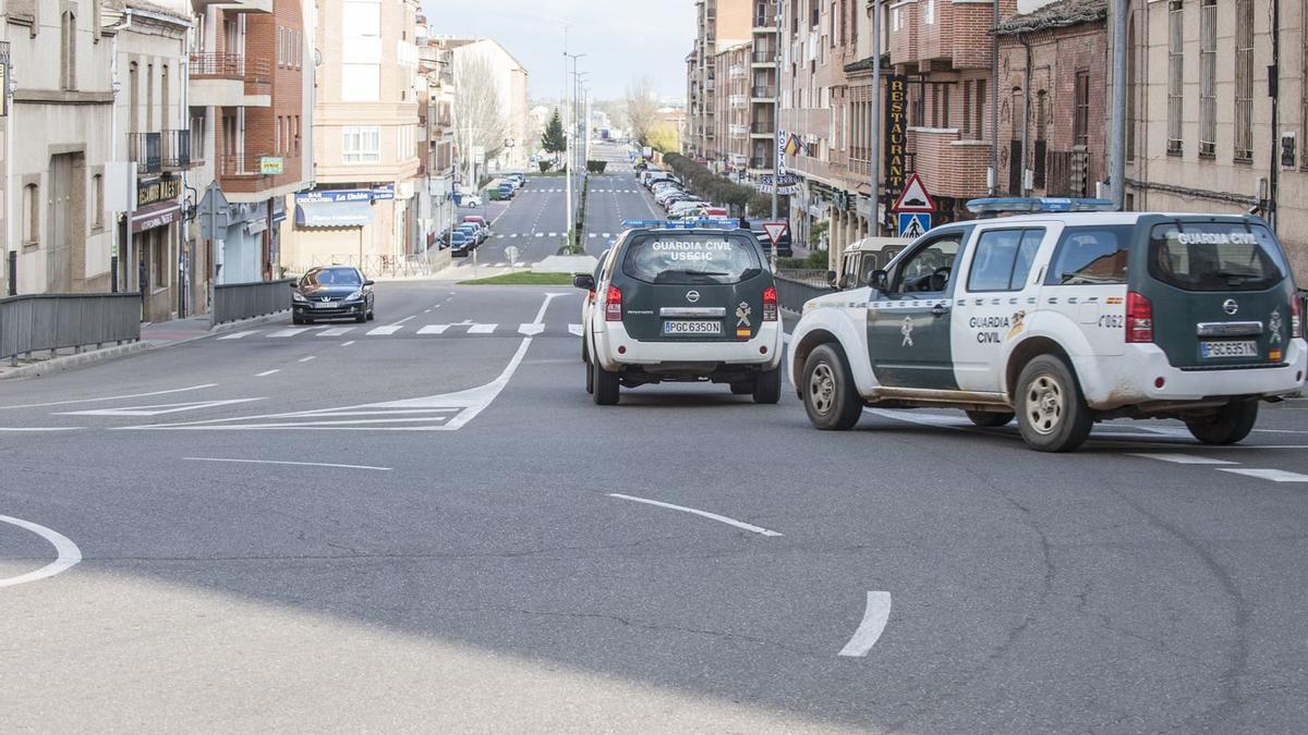 Vehículos de la Guardia Civil en el cruce de La Soledad.