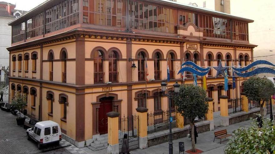 Casa de Cultura de Sama, uno de los edificios municipales afectados por el plan de limpieza.