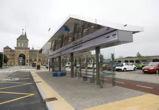 La gran marquesina para autobuses de la Laboral pasa al cuidado municipal