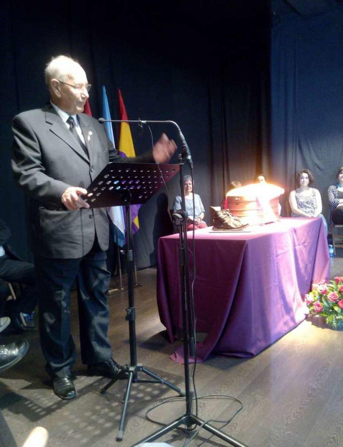 Un momento de la entrega de los restos de Perfecto de Dios.