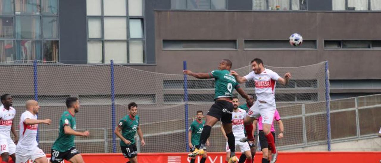 El delantero balearico Vinicius Tanque pugna un balón por alto con un rival del Sanse.