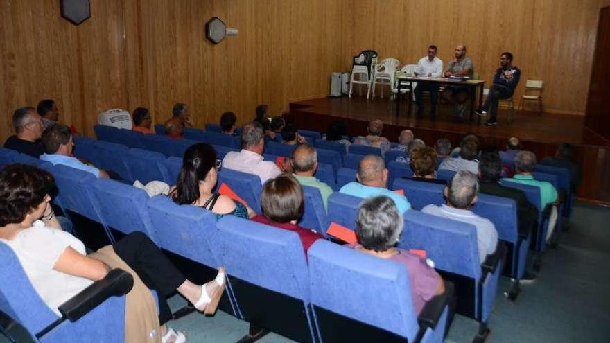 La asamblea de los comuneros de Cela, ayer en el centro sociocultural de la parroquia. // G.Núñez