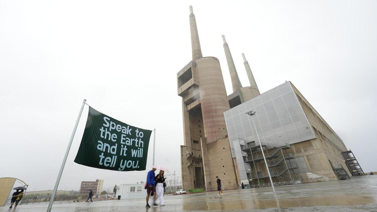 Las Tres Xemeneies y la nave de turbinas, abierta por el festival Manifesta, en Sant Adrià de Besòs.