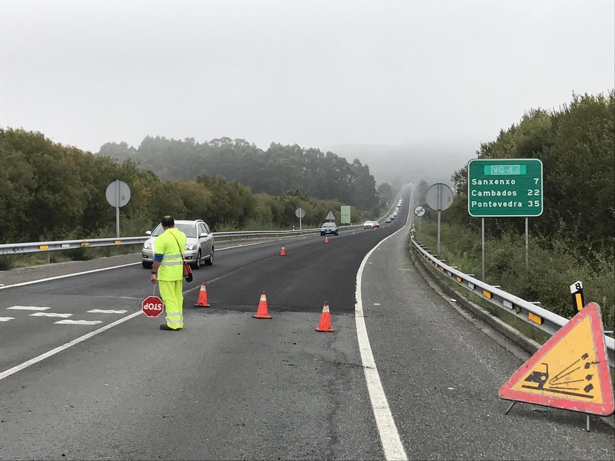 Las contestadas obras realizadas en la vía rápida de Sanxenxo en octubre de 2017 se repiten en la actualidad.