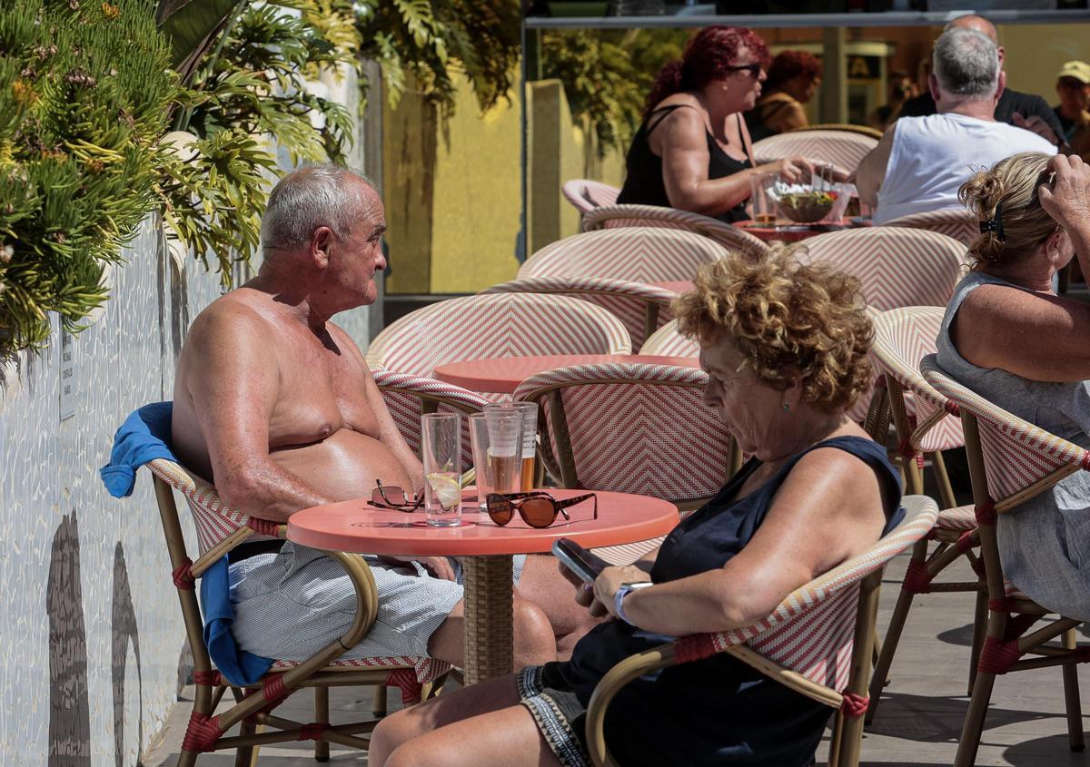 Los turistas toman el sol en las terrazas de Benidorm hasta quemarse la piel