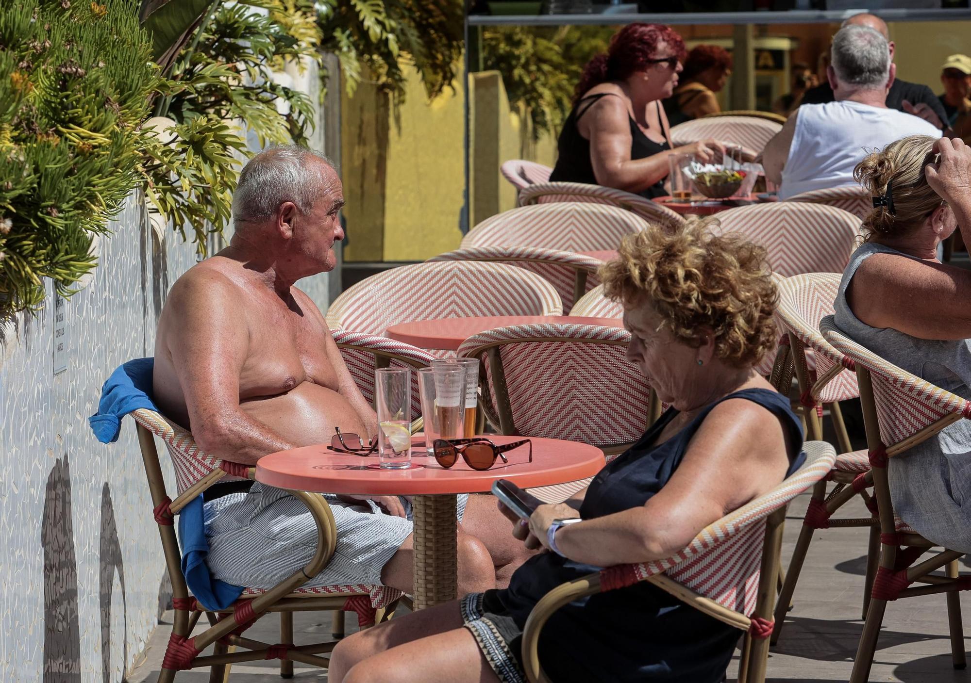 Los turistas toman el sol en las terrazas de Benidorm hasta quemarse la piel