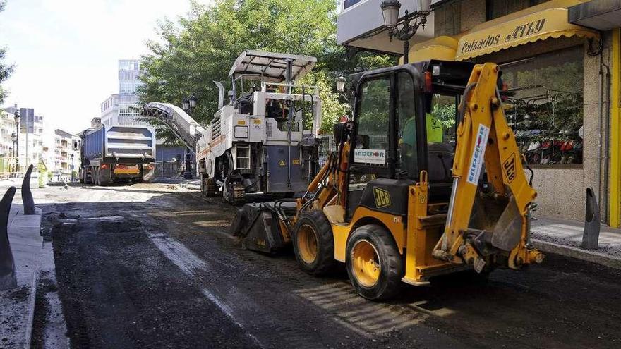 Obras, ayer, en el tramo de la céntrica calle lalinense. // Bernabé/Javier Lalín