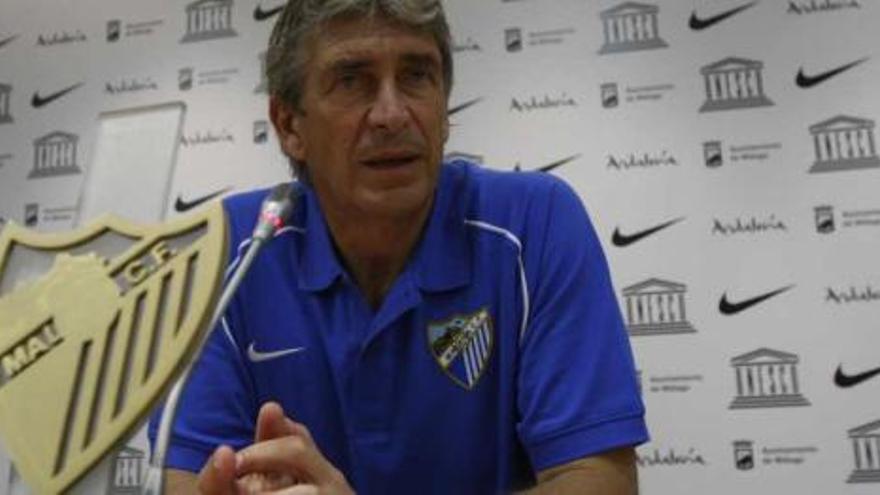 El entrenador chileno, dando ayer explicaciones en la sala de prensa de La Rosaleda.