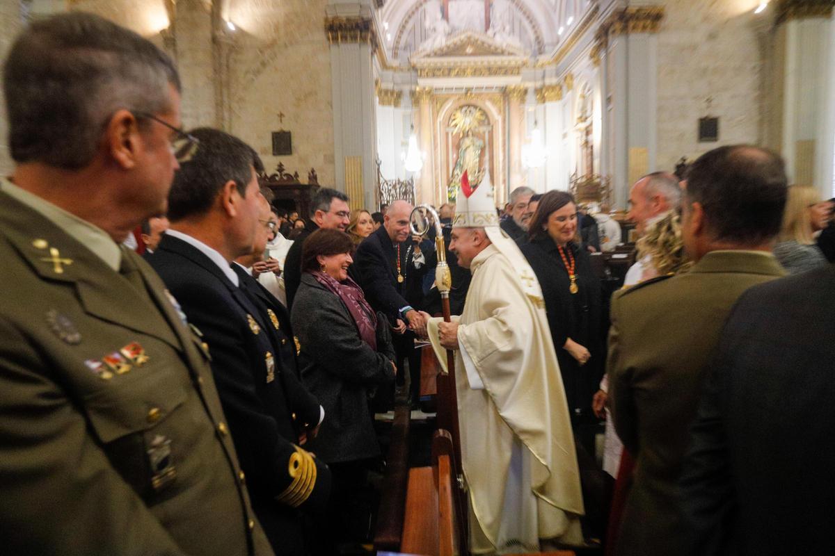 Benavent saluda a la presidenta de la AVL, Verònica Cantó, que acudió a su toma de posesión como arzobispo.