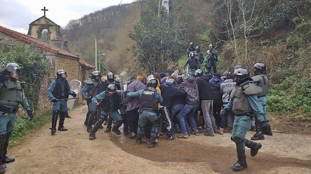 La actuación de los agentes de la Guardia Civil en el entorno de la Casona de Ronzón.