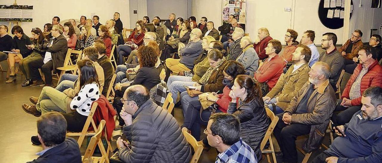 Público asistente a la conferencia, que llenó el vestíbulo del Concello de Lalín. // Bernabé/Javier Lalín