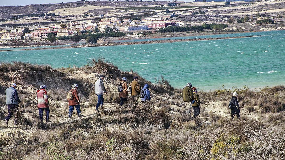 Entorno del embalse de La Pedrera con la población de Torremendo al fondo