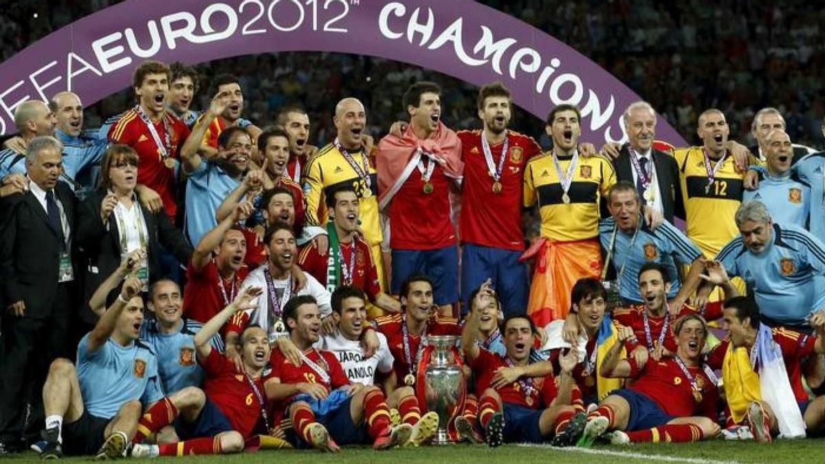 Los jugadores de España posan en el podio al final de la Eurocopa 2012.