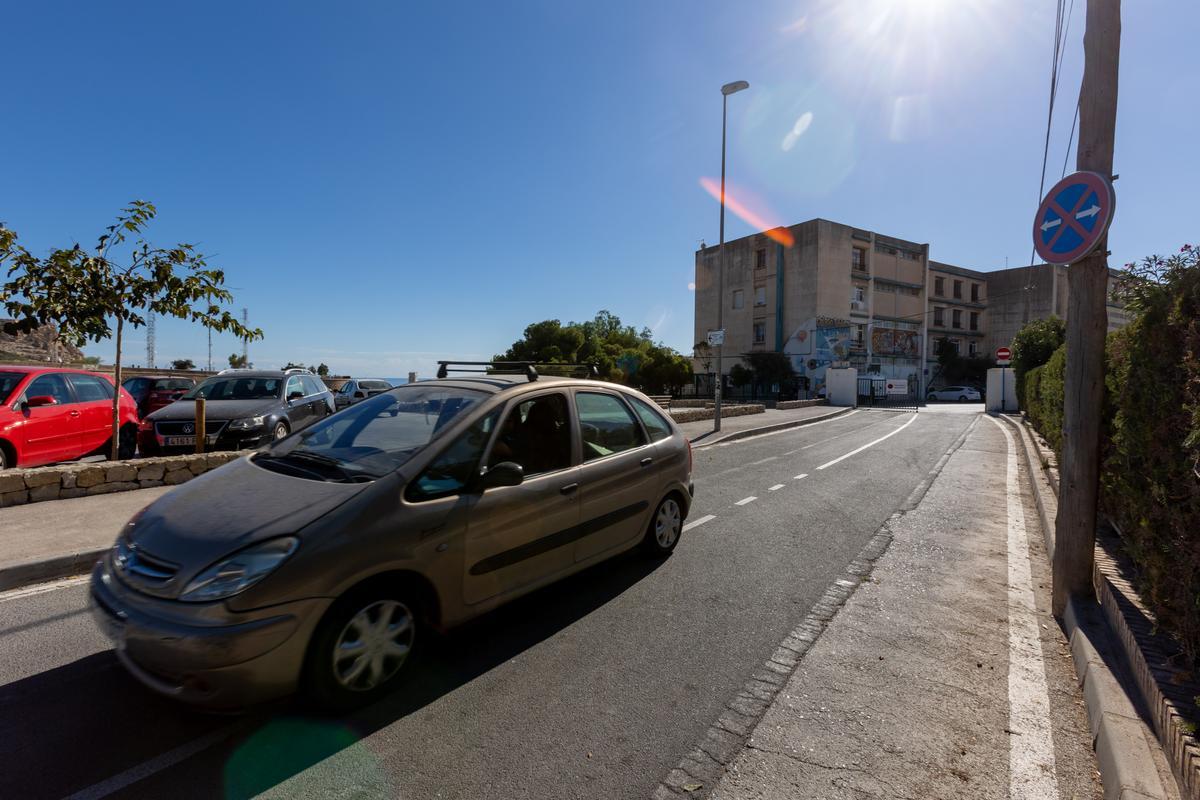 El centro propone a las familias como alternativa el parquin del colegio La Aneja, al fondo