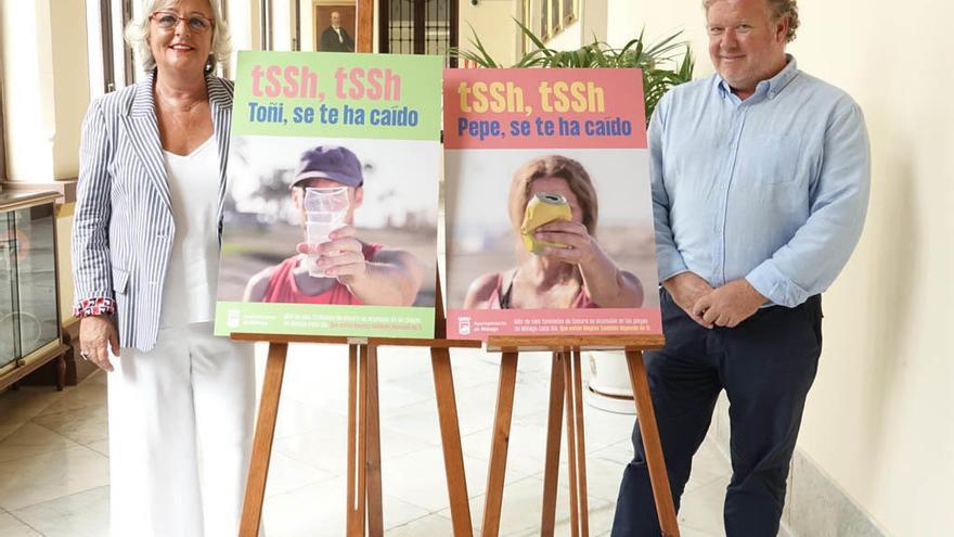 Teresa Porras, junto a los carteles de la campaña de concienciación para la limpieza de las playas.