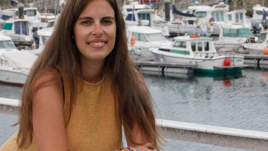 Beatriz Merino Barbancho, con el puerto deportivo de Gijón al fondo.