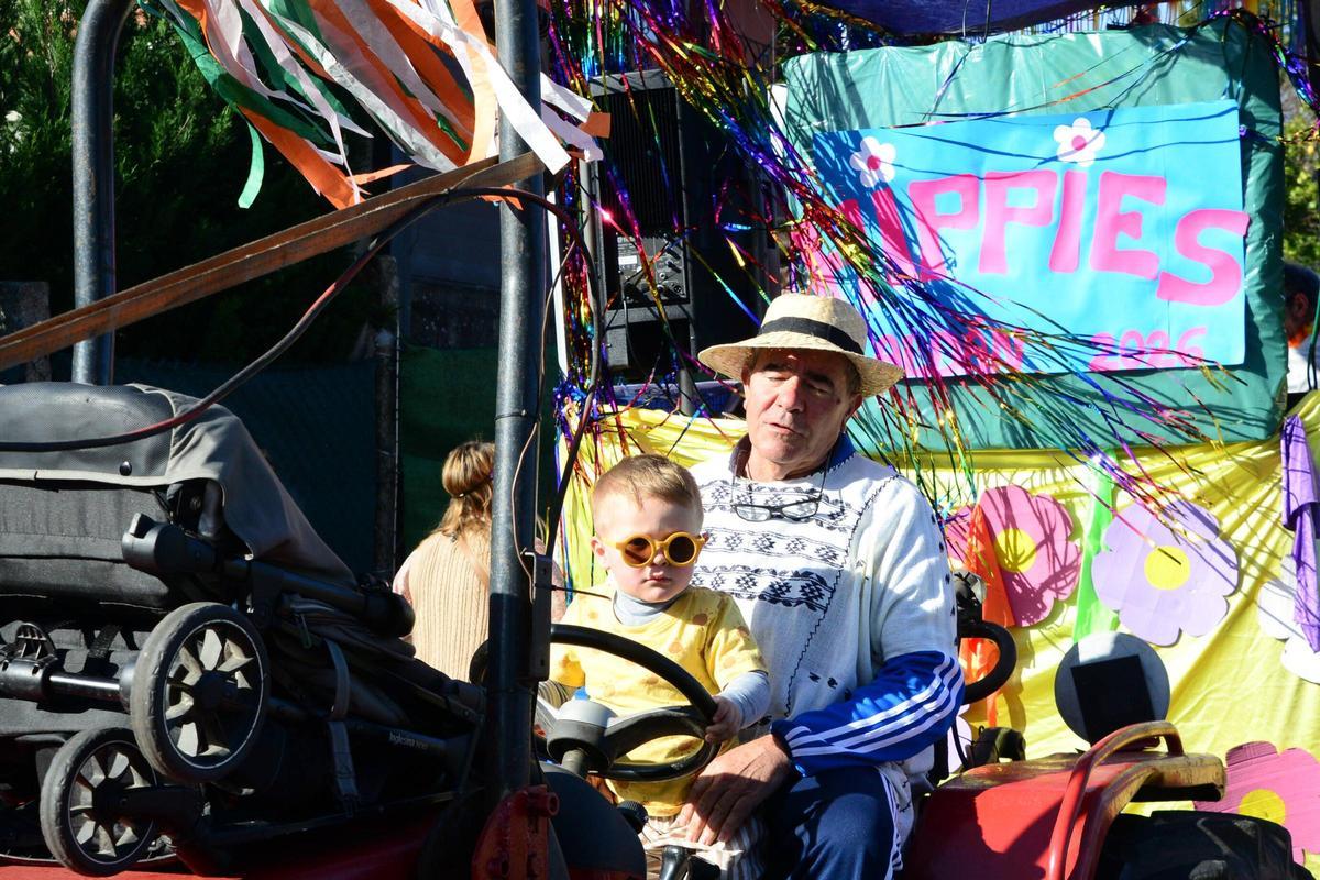 Miles de personas entierran al Mexillón en el carnaval de Aldán