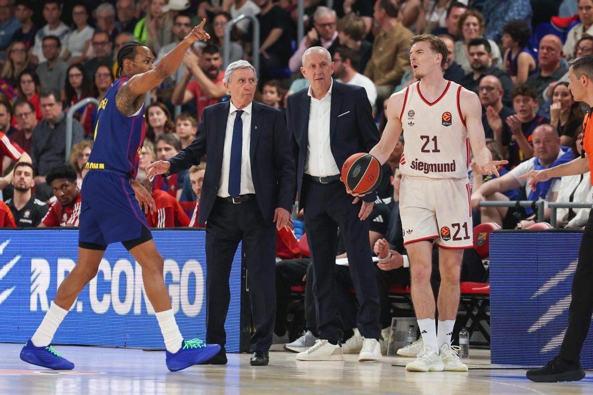 Pesic contempla a su jugador en una acción de la primera mitad en el Palau