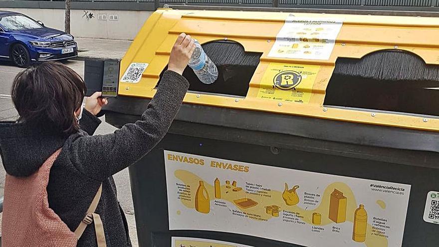 València agrupa y amplia contenedores de reciclaje - Valencia provincia -  COPE