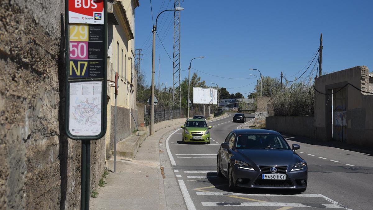 La parada de autobuses que conectan con el Royo, en el Camino de Los Molinos.