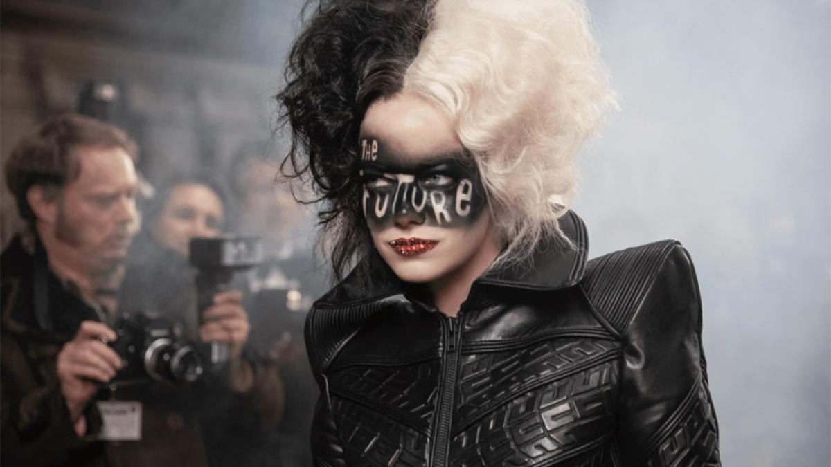 Emma Stone caracterizada como Cruella de Vill