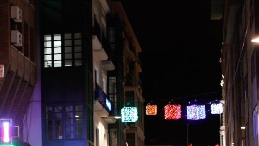 La cabecera de la manifestación a su paso por la calle Santa Clara.