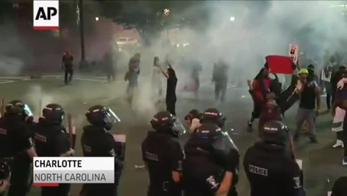 La policia de Charlotte dispersa amb gasos lacrimògens els manifestants. La policia de Charlotte dispersa amb gasos lacrimògens els manifestants.