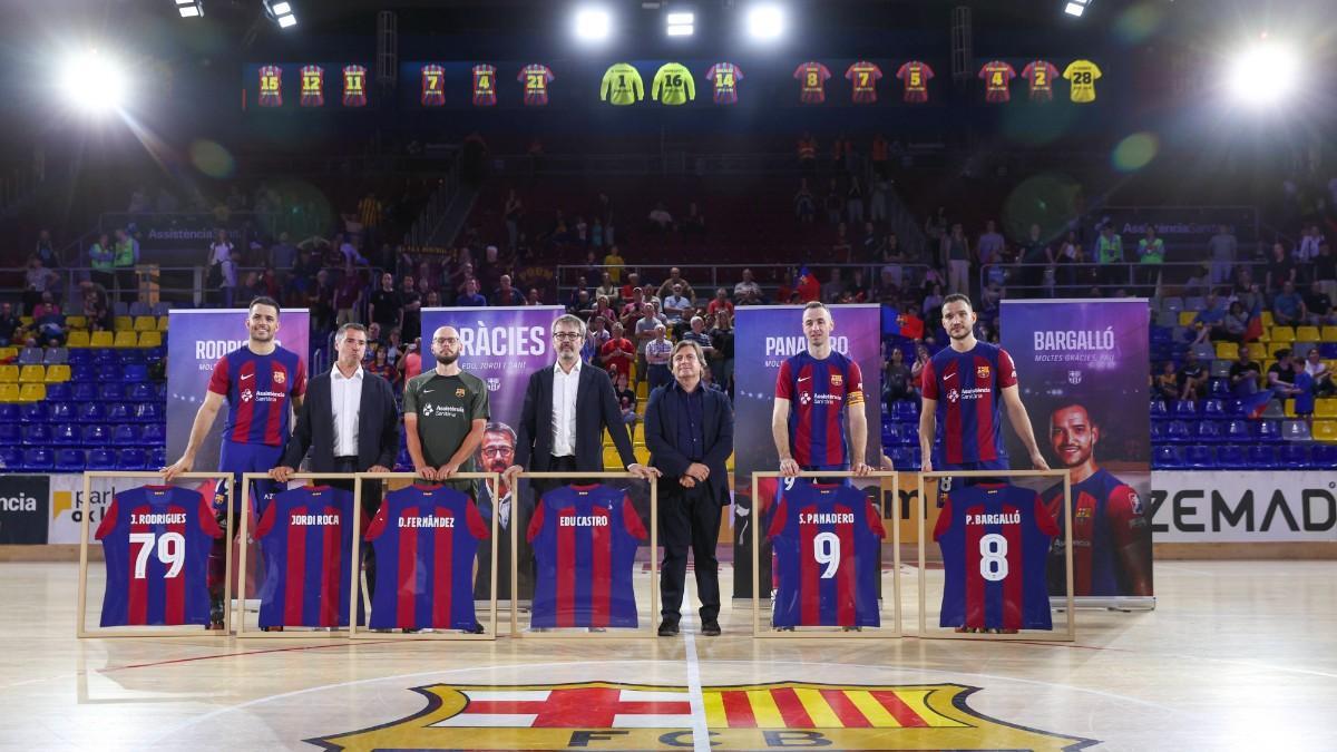 Los homenajeados, en el parquet del palau